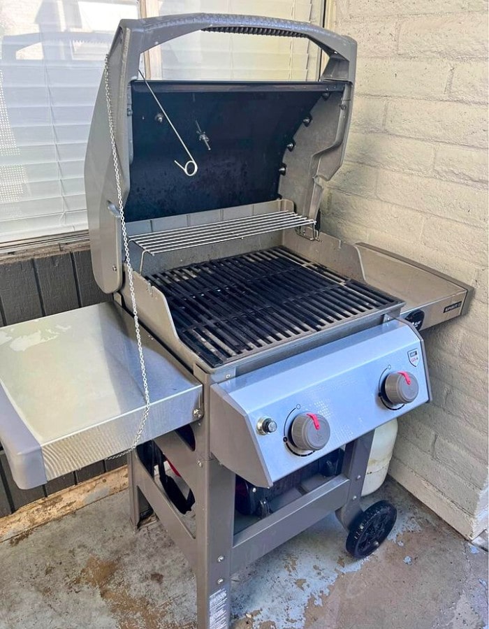 Weber Spirit II E-210 fits in a small space
