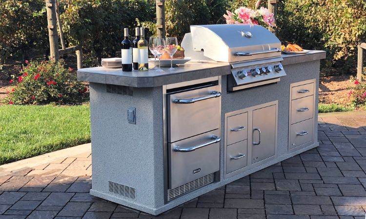 Bull outdoor kitchen with grill
